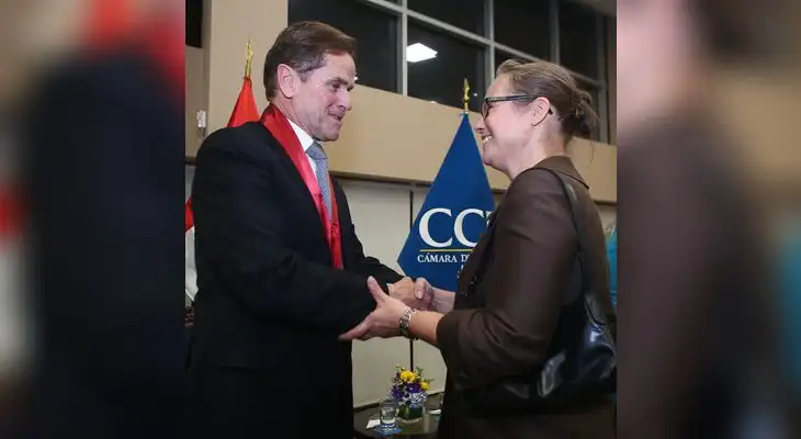 Neuhaus recibe el premio de la titular de la Cámara de Comercio, Yolanda Torriani. Neuhaus recibe el premio de la titular de la Cámara de Comercio, Yolanda Torriani.