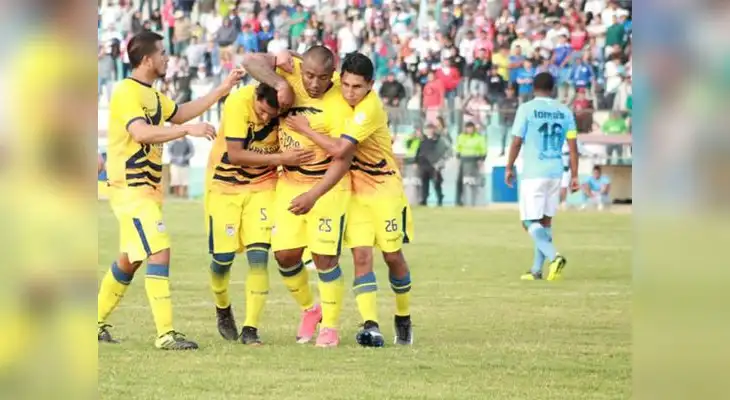  Credicoop San Román, Chavelines Junior,  Credicoop San Cristóbaly el ADT son los punteros de la Nacional. FOTO: FACEBOOK Sport Chavelines Juniors