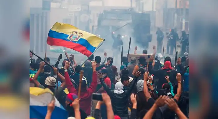 Lenin Moreno: "He dispuesto el toque de queda y la militarización y empezará a regir a las 15:00"