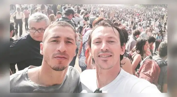 Carmona (primero de la izquierda) jugador del Colo Colo apoya la marcha