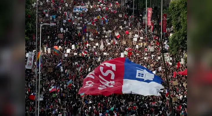 Multitudinaria marcha en Chile en señal de protesta contra el gobierno Multitudinaria marcha en Chile en señal de protesta contra el gobierno