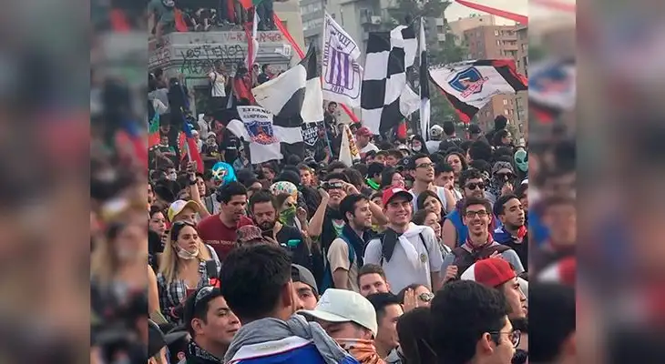 Bandera aliancista presente en marcha histórica en Chile Bandera aliancista presente en marcha histórica en Chile