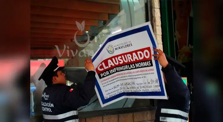 Clausauran supermercado Vivanda ubicado en la avenida José Pardo