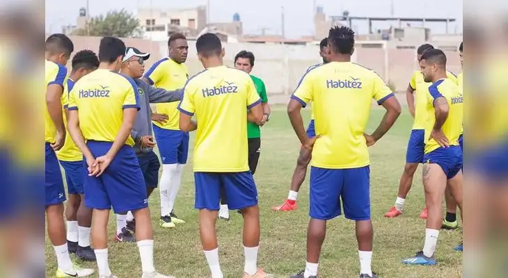 Los técnicos Fernández y Celis cuando tomaron a cargo el primer equipo Pirata FC Los técnicos Fernández y Celis cuando tomaron a cargo el primer equipo Pirata FC
