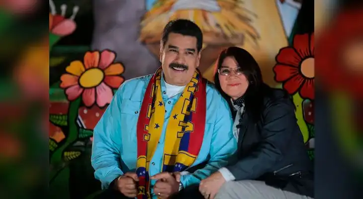 A Maduro se le vio bailando junto a su esposa 