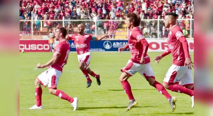 Cienciano se impuso al Santos FC por 4-2 Cienciano se impuso al Santos FC por 4-2