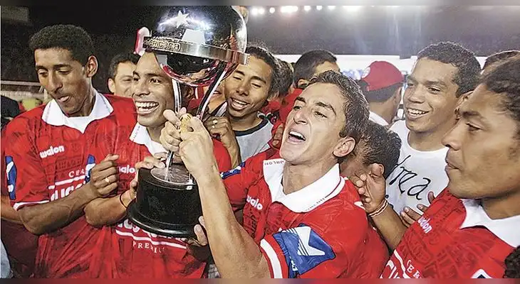 Cienciano casi pierde sus máximos trofeos Cienciano casi pierde sus máximos trofeos