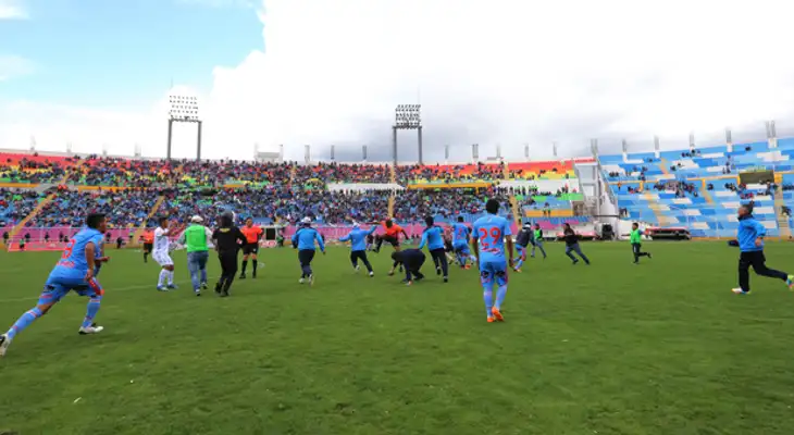 Tras el pitazo final de Legario se desatada la batalla campal. FOTO: Melissa Valdivia