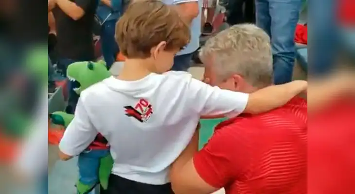 El abuelo lloraba sentado, el nieto se acerca con su peluche a consolarlo. Al final los tres festejaron entre lágrimas de felicidad