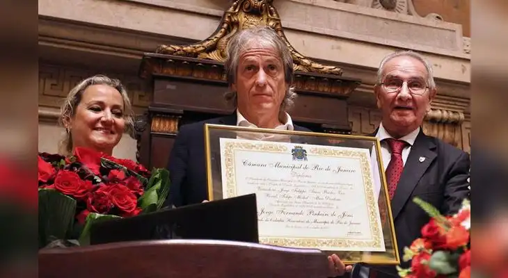 El portugués posa con su diploma
