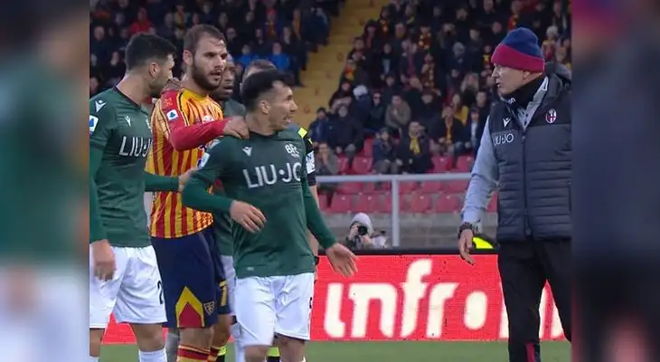 Actitud del futbolista chileno fue cuestionado en redes sociales 