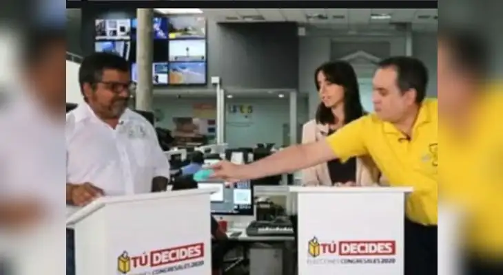 Mario Bryce le entregó jabón a Julio Arbizu al final de debate electoral Mario Bryce le entregó jabón a Julio Arbizu al final de debate electoral