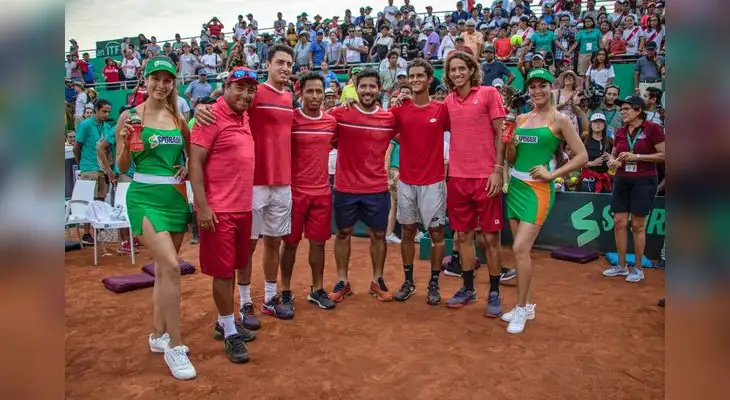 Tupic Venero con el equipo peruano que eliminó a Suiza y va al Grupo Mundial. Tupic Venero con el equipo peruano que eliminó a Suiza y va al Grupo Mundial.