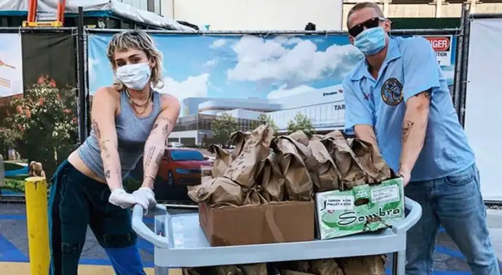 Ellos entregaron un total de 100 comidas a los médicos que combaten el coronavirus. Ellos entregaron un total de 100 comidas a los médicos que combaten el coronavirus.