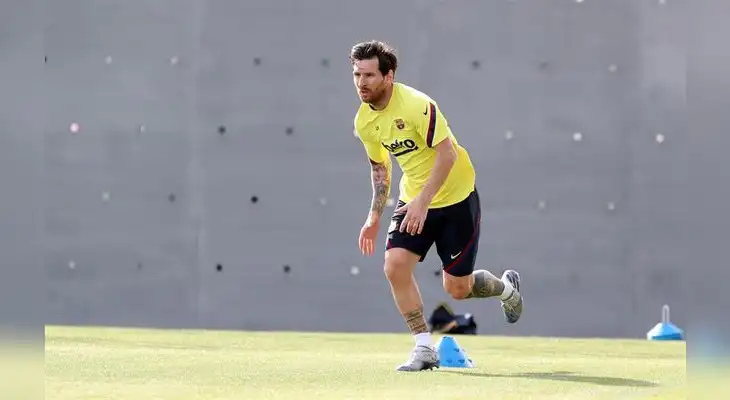 Messi en pleno entrenamiento en Barcelona Messi en pleno entrenamiento en Barcelona