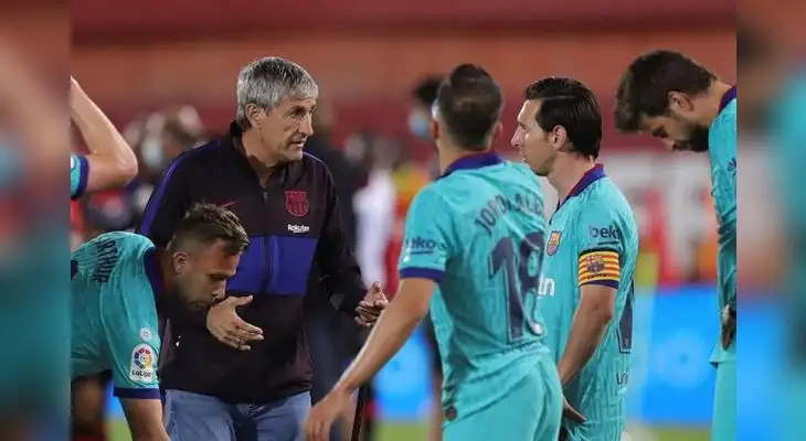 Quique Setién charla con Messi en el entretiempo Quique Setién charla con Messi en el entretiempo
