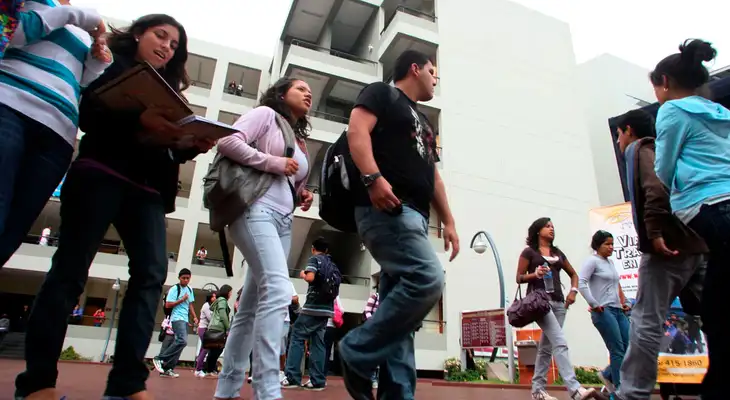 El 15 % de universitarios que cursaban sus estudios en entidades privadas han decidido abandonar sus respectivas carreras debido a la crisis sanitaria y económica causada por la pandemia del coronavirus. El 15 % de universitarios que cursaban sus estudios en entidades privadas han decidido abandonar sus respectivas carreras debido a la crisis sanitaria y económica causada por la pandemia del coronavirus.