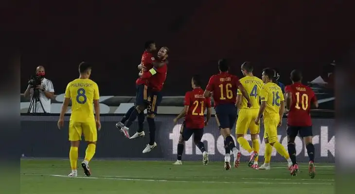 Ramos y Fati celebran la victoria ante Ucrania Ramos y Fati celebran la victoria ante Ucrania