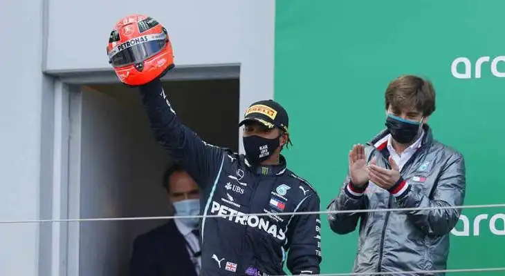 Mick el hijo de Schumacher le entregó casco de su padre a Hamilton. Mick el hijo de Schumacher le entregó casco de su padre a Hamilton.