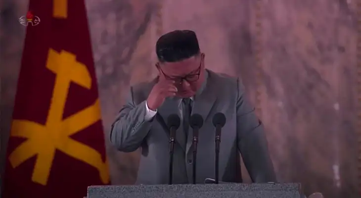 Kim Jong-un se quitó las gafas y se secó las lágrimas durante discurso en desfile militar. Kim Jong-un se quitó las gafas y se secó las lágrimas durante discurso en desfile militar.