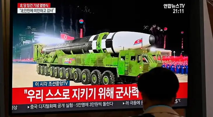El nuevo misil parece ser de 2 a 3 metros más largo que el Hwasong-15, según expertos. El nuevo misil parece ser de 2 a 3 metros más largo que el Hwasong-15, según expertos.
