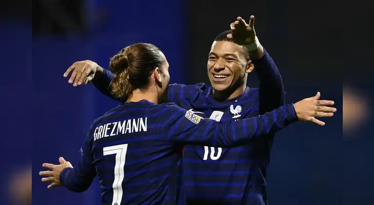 Griezmann y Mbappé celebran el triunfo de Francia