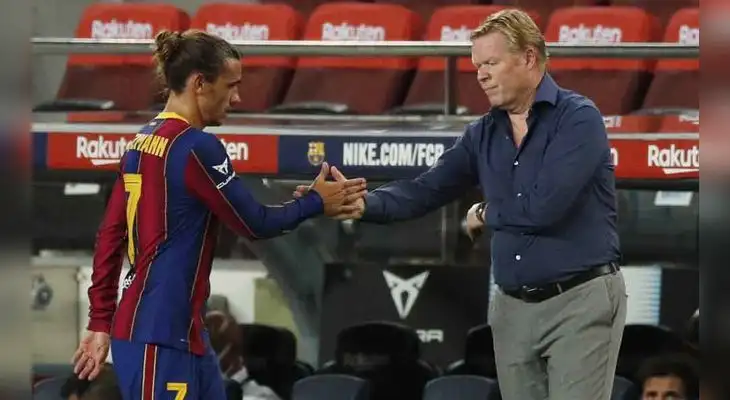 El saludo de Griezman y su técnico Koeman.