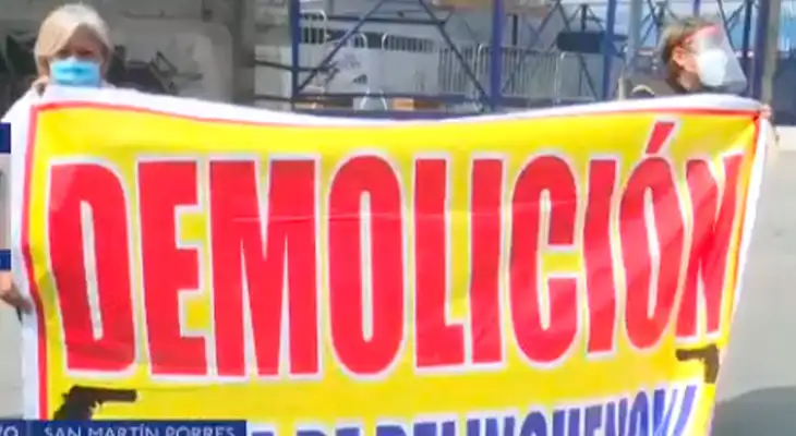 Vecinos piden la demolición del predio para liberarse de delincuentes que utilizan el lugar como guarida.
