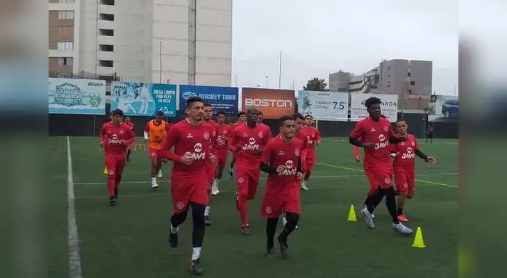 Juan Aurich trabaja fuerte en la Videna.