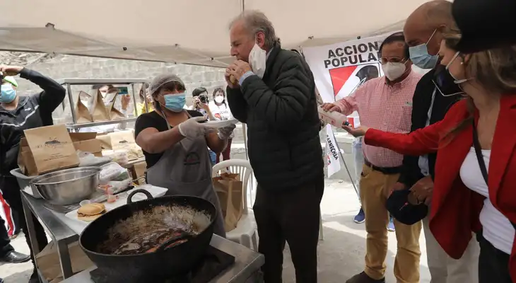 Alfredo Barnechea comió chicharrón en carretilla de SMP.