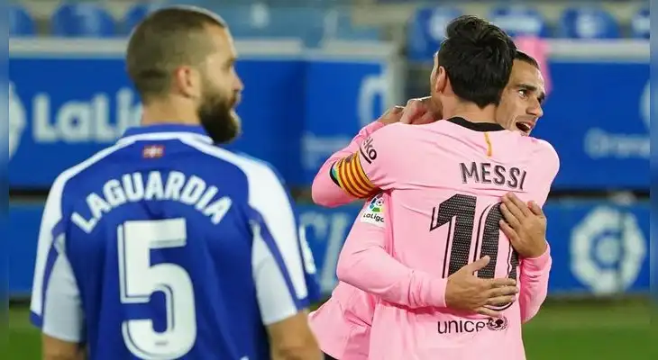 Messi felicita a Griezmann por el empate conseguido.