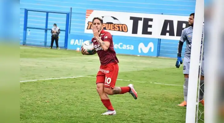 Hohberg manda su dedicatoria después de marcar el empate 2 a 2 con Cantolao. Hohberg manda su dedicatoria después de marcar el empate 2 a 2 con Cantolao.