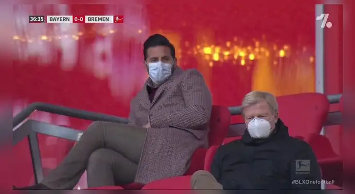Claudio Pizarro ve atento el partido del Bayern Múnich