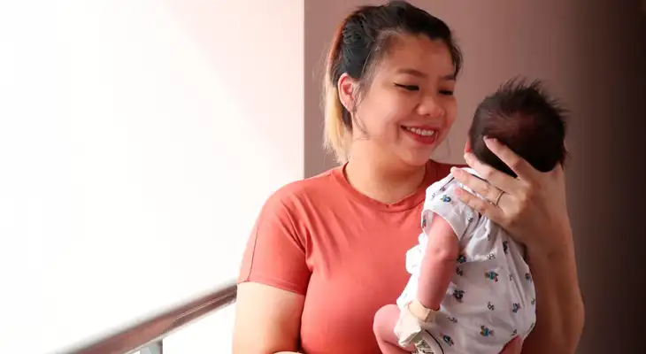 Celine Ng-Chan y su bebé Aldrin.
