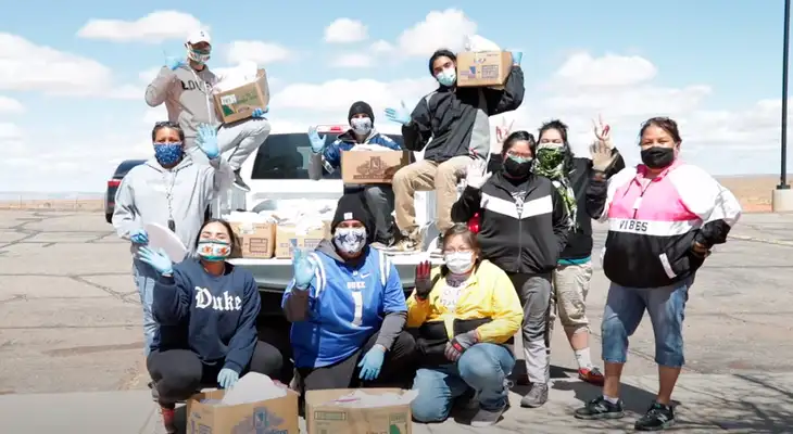 “Navajo & Hopi Families COVID-19 Relief Fund” es una iniciativa de Yee Ha'oolniidoo, una organización sin fines de lucro liderada por indígenas