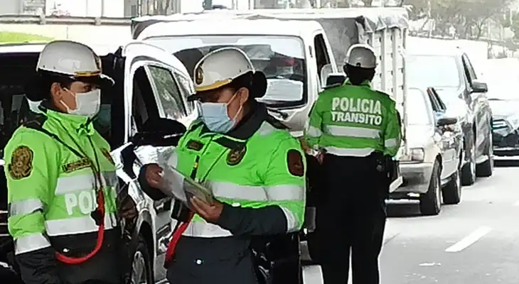 Las personas que laboren en Navidad y Año Nuevo tendrán que tramitar un pase especial de circulación.
