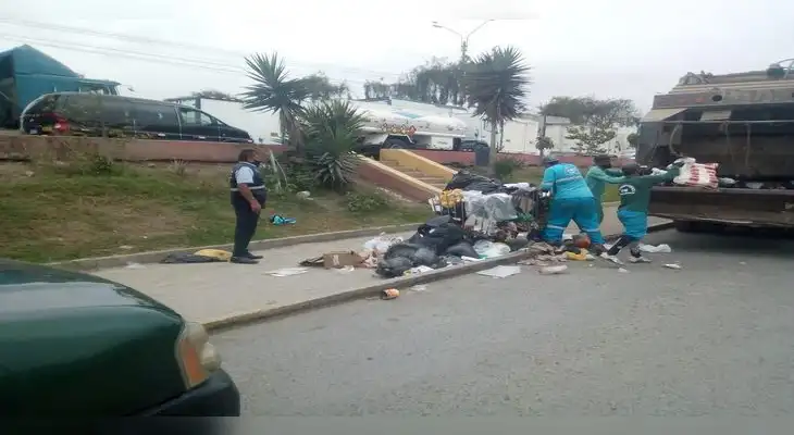 Equipo de emergencia recoge basura de calles chalacas Equipo de emergencia recoge basura de calles chalacas