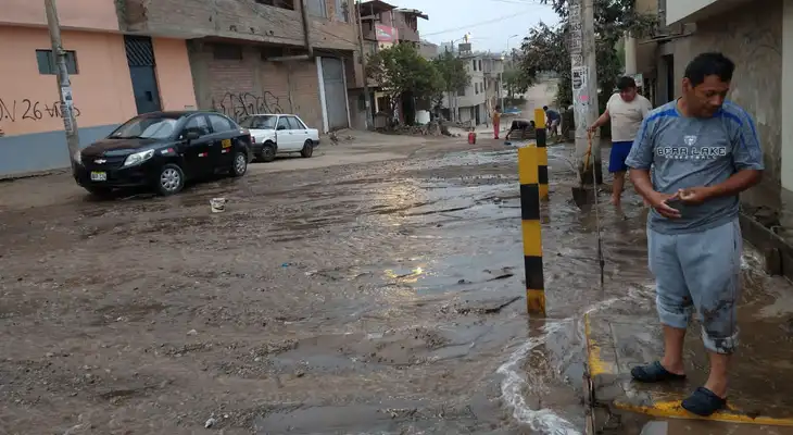 Tubería había sido reparada hace solo seis meses. Vecinos piden que Sedapal repare los daños.