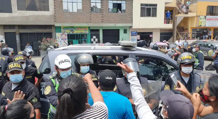 Enfrentamientos entre vecinos de Santa Anita y la PNP.
