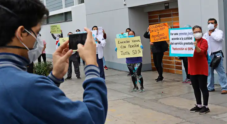 Uno de los reclamos que mayor se reportó fue el cobro de pensiones en pleno estado de emergencia, la no devolución del costo de la matrícula y fallas en clases virtuales. Uno de los reclamos que mayor se reportó fue el cobro de pensiones en pleno estado de emergencia, la no devolución del costo de la matrícula y fallas en clases virtuales.