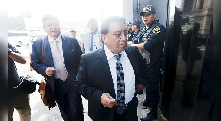 El fundado de Podemos Perú, José Luna Gálvez, habría omitido información en su hoja de vida.