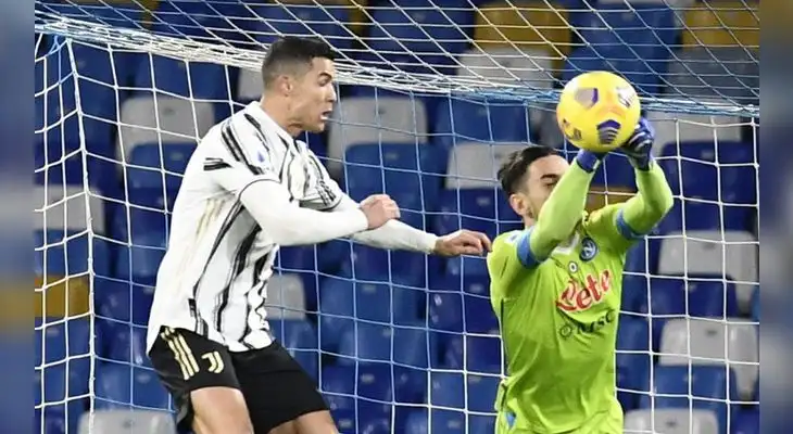 Esta vez Cristiano Ronaldo no pudo concretar, en escena el portero Alex Meret controla el balón.