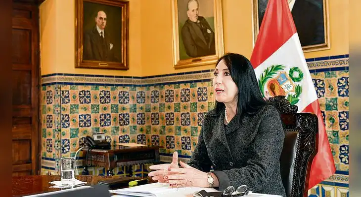 Elizabeth Astete renuncia a la cancillería