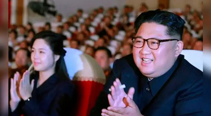 La última vez que la esposa de Kim Jong-un apareció públicamente ante los medios norcoreanos fue en enero del año pasado. La última vez que la esposa de Kim Jong-un apareció públicamente ante los medios norcoreanos fue en enero del año pasado.