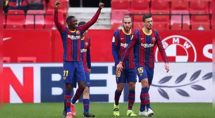 Ousmane Dembele celebra el primero del Barcelona ante Sevilla.