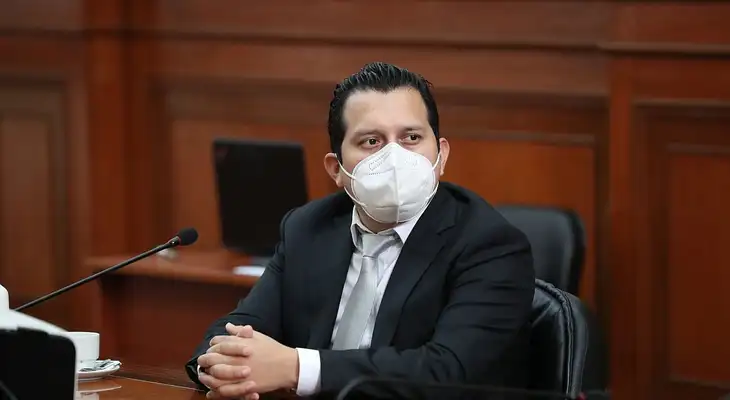 Parlamentario José Luna Morales participó en el Pleno de esta tarde y emitió su voto pese a que está con licencia.