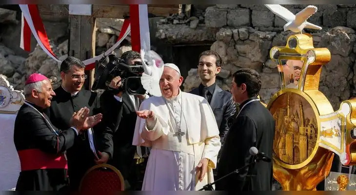 El Papa Francisco oró el domingo por las “víctimas de la guerra” frente a una iglesia centenaria en la ciudad de Mosul. El Papa Francisco oró el domingo por las “víctimas de la guerra” frente a una iglesia centenaria en la ciudad de Mosul.