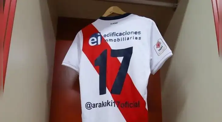 Debajo de las camisetas de Municipal aparece la cuenta el Instagram de cada jugador.