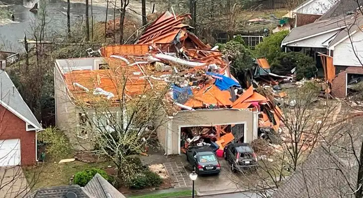 Entre las víctimas en Alabama, se reportó la muerte de una familia de tres miembros en su casa. Entre las víctimas en Alabama, se reportó la muerte de una familia de tres miembros en su casa.