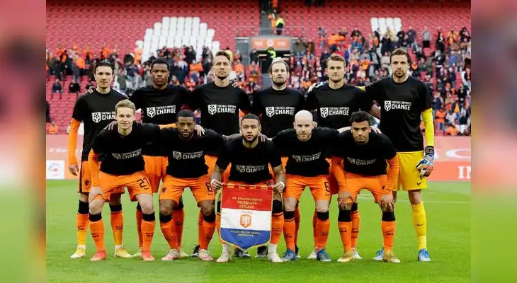 Holanda festeja por la victoria y porque 5000 mil  hinchas pudieron entrar a la tribuna.